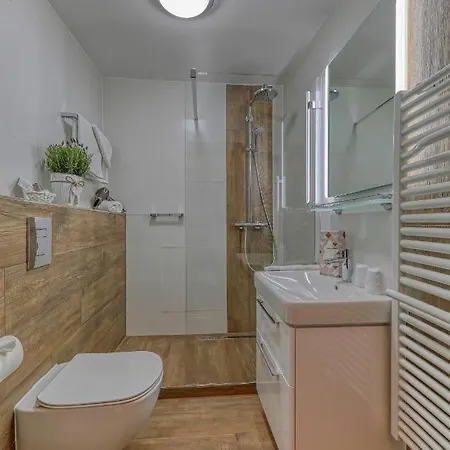 100 M2, 2 Schlafzimmer 3 Baeder شقة *